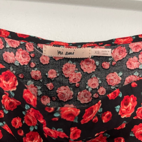 Off the shoulder rose crop top - Picture 3 of 4